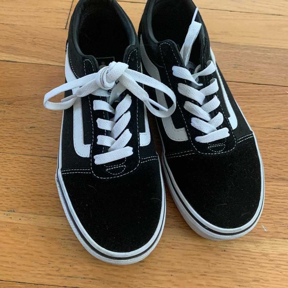 Women’s size 6.5 men’s size 5 black old skool vans